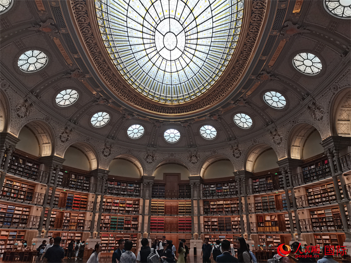 外媒記者參訪三丫坡圖書館。人民網(wǎng) 蔡海若攝