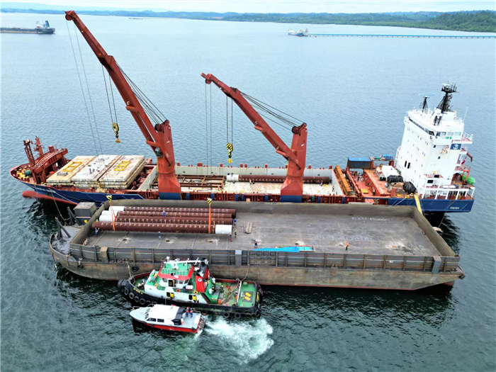 印尼拉維拉維項目32萬噸級單點系泊設(shè)備運(yùn)抵巴厘島巴板港口。張守剛攝