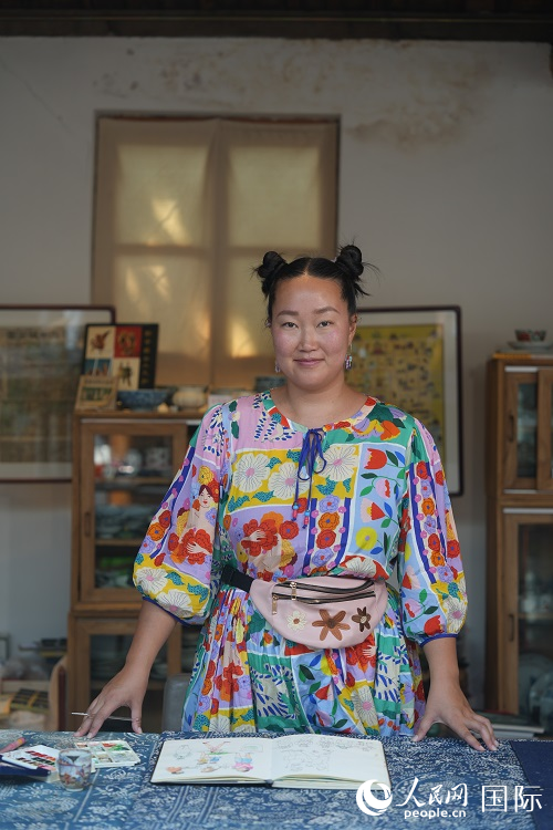 俄羅斯插畫師柳芭接受人民網(wǎng)記者采訪。人民網(wǎng) 張若涵攝