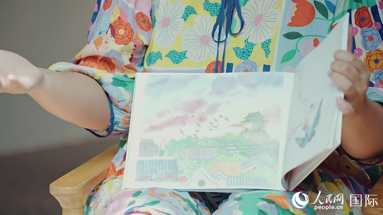 柳芭向人民網(wǎng)記者展示自己的作品。人民網(wǎng) 張若涵攝