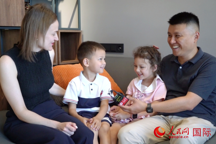 邢亮一家接受人民網(wǎng)采訪。 人民網(wǎng) 皇甫萬里攝