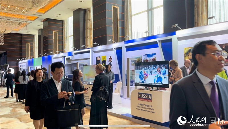 上海合作組織國(guó)家電視節(jié)廣電視聽(tīng)內(nèi)容技術(shù)展現(xiàn)場(chǎng)。人民網(wǎng) 褚夢(mèng)琦攝