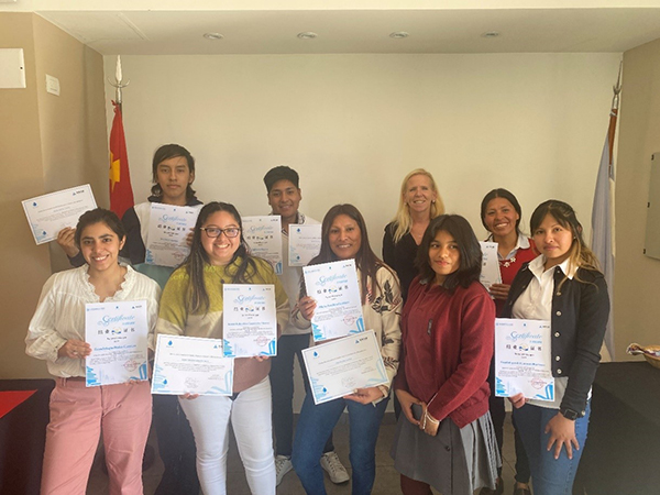 社區(qū)專家莫伊拉(后排右二)向“中文工坊”第二期培訓(xùn)班部分結(jié)業(yè)學(xué)員頒發(fā)由薩爾塔省教育部簽發(fā)的結(jié)業(yè)證書。 人民網(wǎng)記者 吳思萱攝