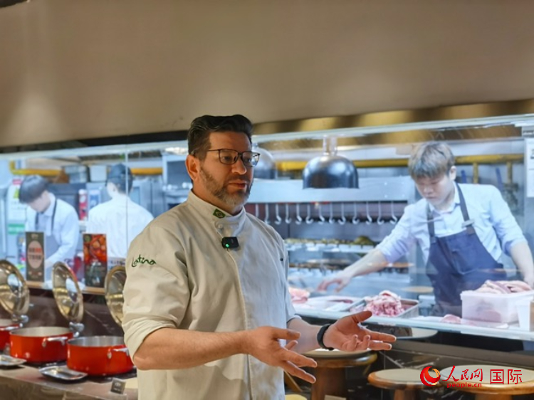 巴西主廚路易斯。人民網(wǎng)記者 魯揚(yáng)攝