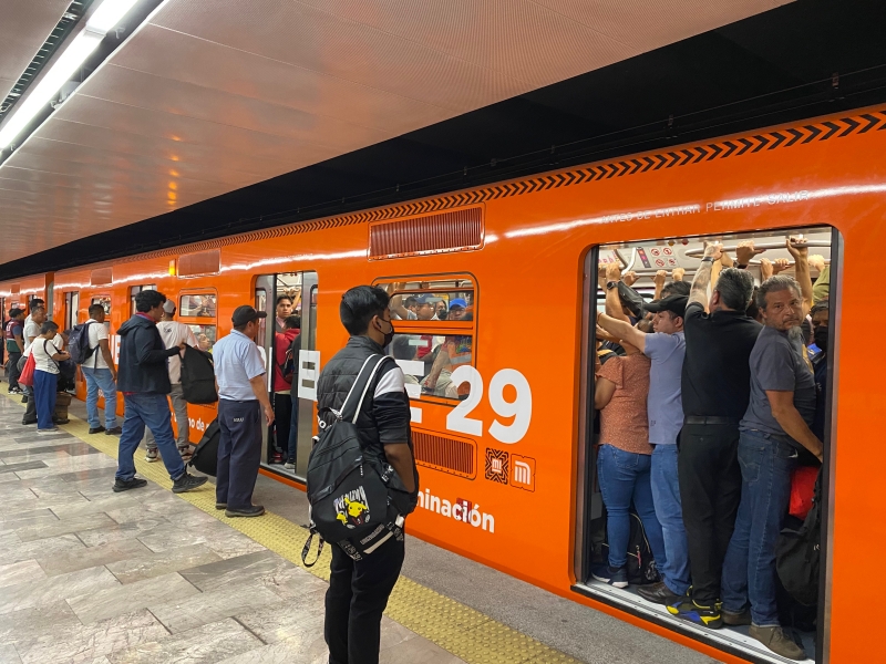 中車墨西哥城地鐵一號(hào)線整體現(xiàn)代化項(xiàng)目NM22型膠輪地鐵上線運(yùn)營。內(nèi)斯托·多明格斯攝