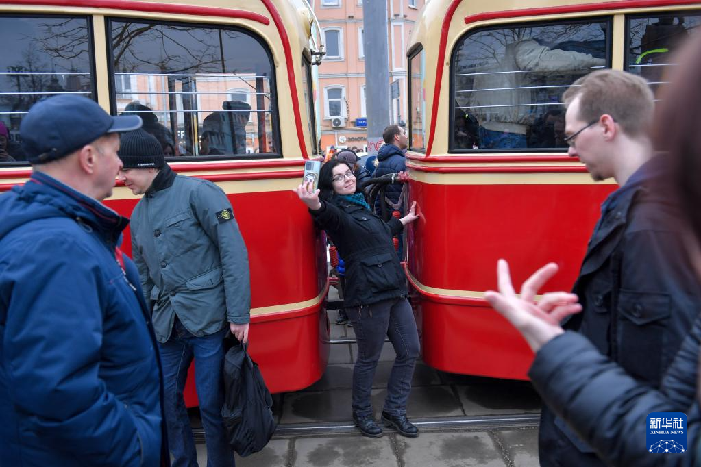 46ڶ_˹׶Ī˹һŮڻ(dng)չ܉܇(ch)Al(f)vɽz