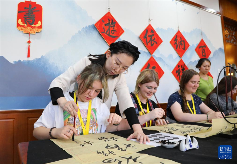 418W(xu)AŮЌW(xu)̎ڕnϽ̻`D|ŮЌW(xu)ČW(xu)֡Aӛ  z