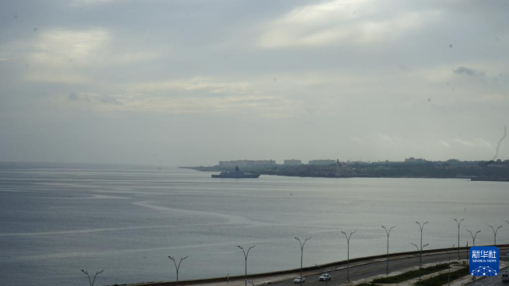 6月12日,俄羅斯“戈?duì)柺部品蚝\娫獛洝碧?hào)護(hù)衛(wèi)艦抵達(dá)古巴哈瓦那港。新華社記者 李子健 攝