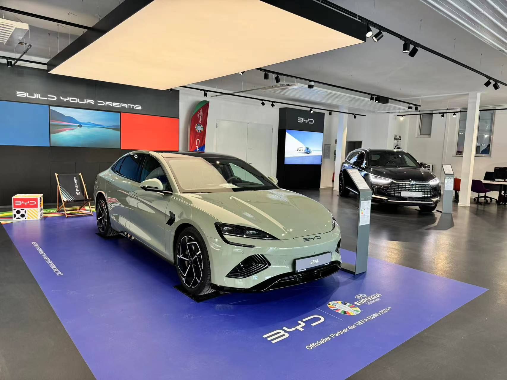 充滿歐洲杯元素的比亞迪柏林門店。  人民網(wǎng)記者 李強(qiáng)攝