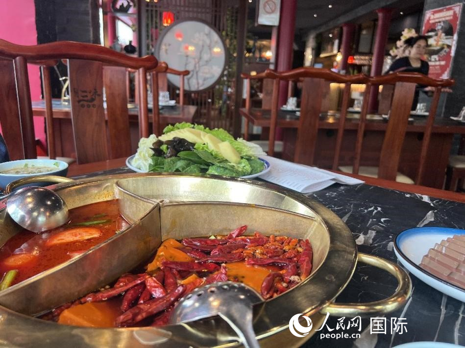 巴黎的三味重慶火鍋，從店面到食材仿佛看不出與國(guó)內(nèi)的區(qū)別。人民網(wǎng)記者 何蒨攝