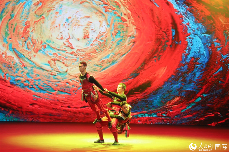 三人技巧《力與美》表演。人民網(wǎng)記者 任皓宇攝