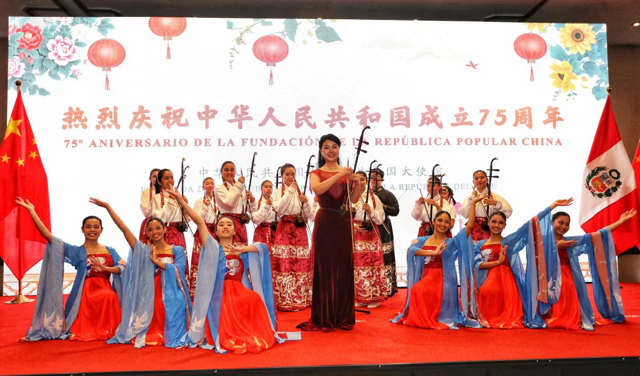 若望二十三世秘中學(xué)校師生表演中國傳統(tǒng)舞蹈和樂器演奏。中國駐秘魯大使館供圖