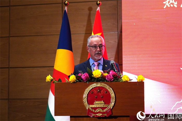 塞舌爾指定部長兼漁業(yè)和藍色經(jīng)濟部部長讓–弗朗索瓦·費拉里致辭。人民網(wǎng)記者 黃煒鑫攝