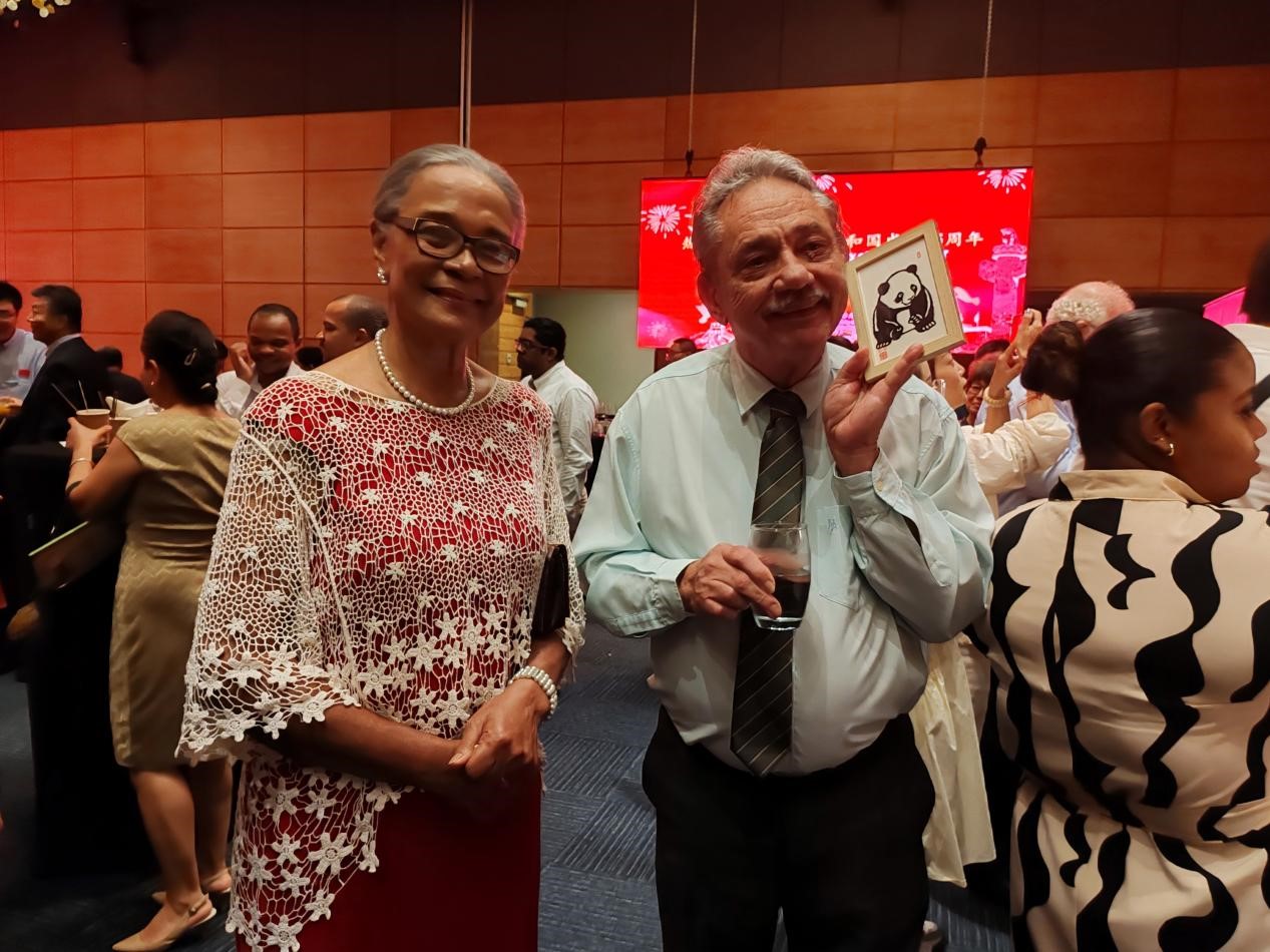 塞舌爾國民議會議長羅杰·曼西安納展示剪紙作品。顏李芳 攝（中國駐塞舌爾大使館供圖）