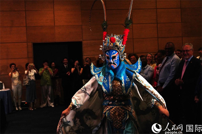 來自成都的文藝工作者表演川劇變臉。人民網(wǎng)記者 黃煒鑫攝