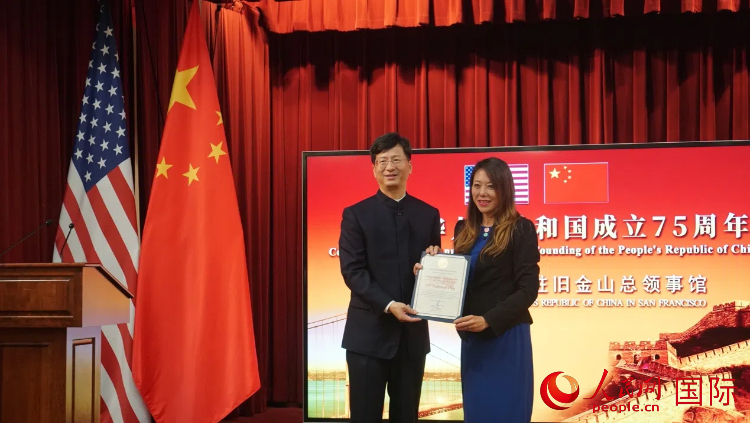 加州財長馬世云發(fā)表致辭并與總領(lǐng)事張建敏合影。人民網(wǎng)實習(xí)生 李鑫江攝