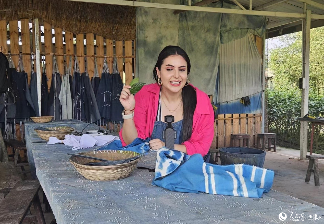拉美國家媒體團的記者拍攝視頻向本國受眾介紹中國藍染工藝。人民網(wǎng)記者 王曉霞攝
