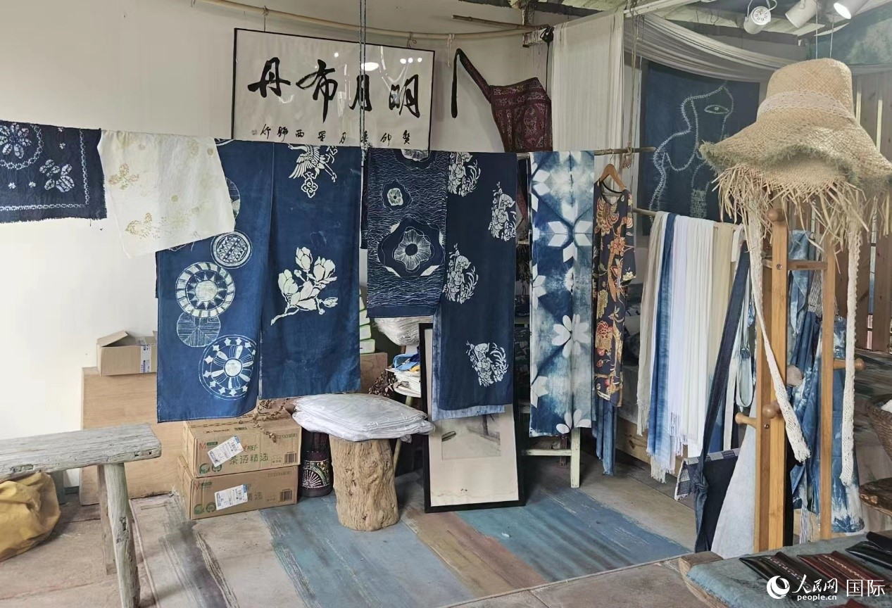 明月村藍染工作坊內(nèi)的特色藍染制品。人民網(wǎng)記者 王曉霞攝