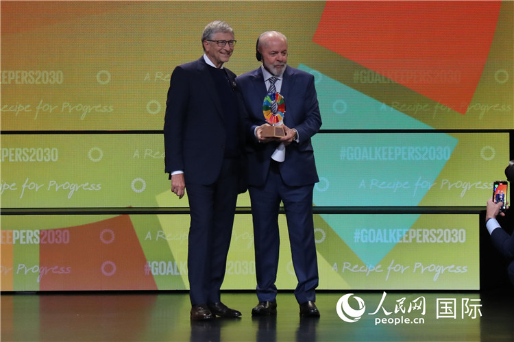 1、比爾·蓋茨向巴西總統(tǒng)盧拉頒發(fā)2024年全球目標(biāo)守衛(wèi)者獎。  人民網(wǎng)記者 李志偉攝