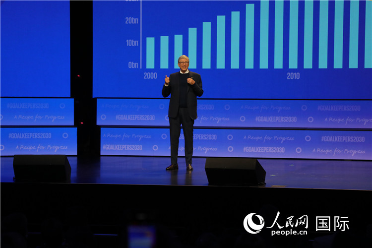 2、比爾·蓋茨參加活動并發(fā)表演說。 人民網(wǎng)記者 李志偉攝