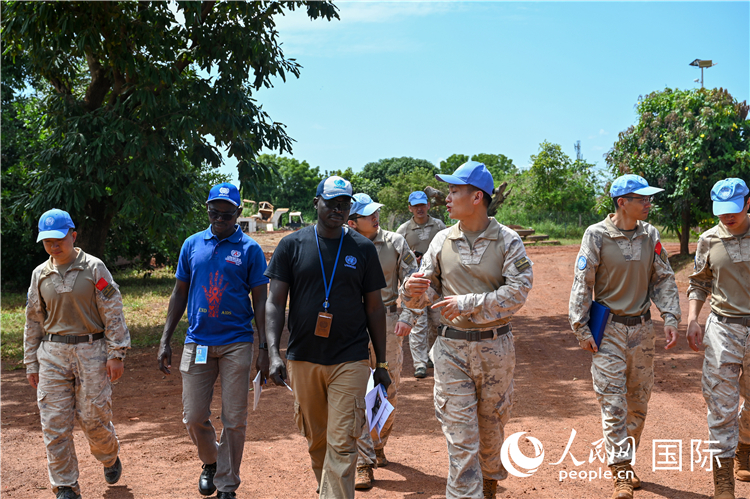 圖2 檢查組實(shí)地查驗(yàn)。孫千攝