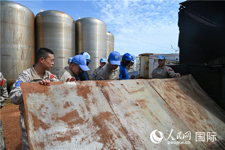 圖3  查看污水處理系統(tǒng)。謝坤攝