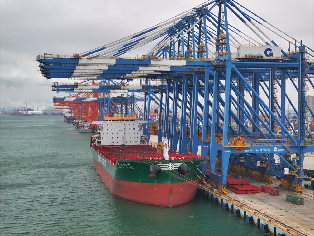 2月23日拍攝的廣西北部灣港欽州港區(qū)的碼頭堆場（無人機照片）。新華社記者 周華 攝