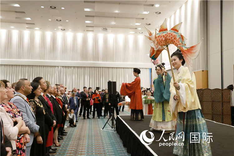 2、留學(xué)生表演了漢服展示《絲路霓裳》。邢雪攝