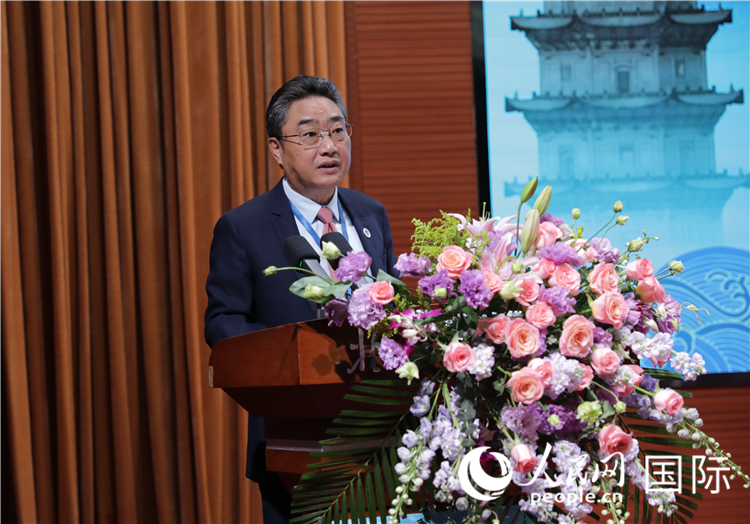 國—東盟中心秘書長史忠俊在“走進(jìn)中華文明——海絲印記 世遺泉州”主題人文交流活動中致辭。人民網(wǎng) 王婧攝