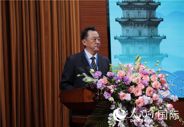 北京語言大學(xué)黨委書記倪海東在“走進(jìn)中華文明——海絲印記 世遺泉州”主題人文交流活動中致辭。人民網(wǎng) 王婧攝