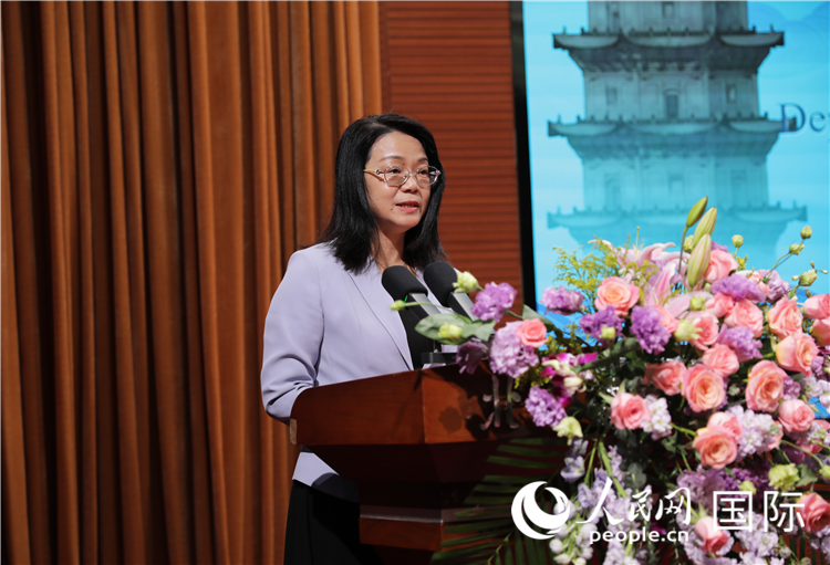 福建省人民政府外事辦公室副主任黃劭蓉在“走進(jìn)中華文明——海絲印記 世遺泉州”主題人文交流活動中致辭。人民網(wǎng) 王婧攝