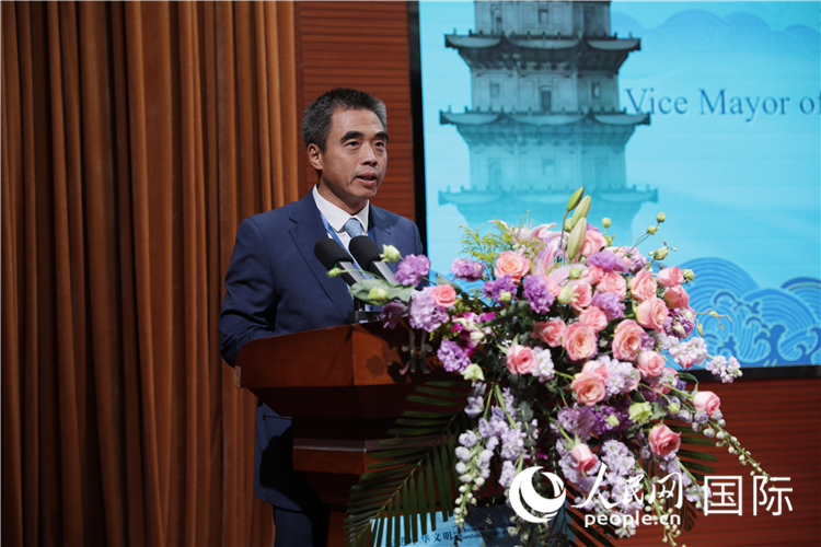 泉州市人民政府副市長姚飛在“走進(jìn)中華文明——海絲印記 世遺泉州”主題人文交流活動中致辭。人民網(wǎng) 王婧攝