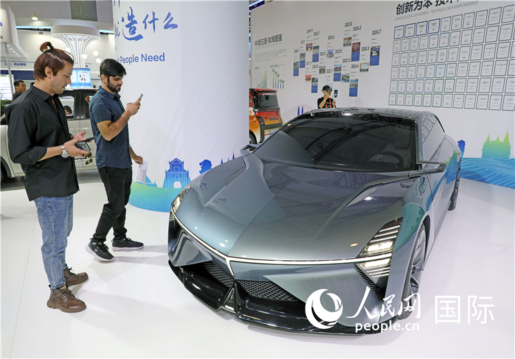 東博會(huì)上，上汽通用五菱展出的一款名為“東盟之光”的新能源概念車吸引參觀者駐足。人民網(wǎng)記者趙益普攝