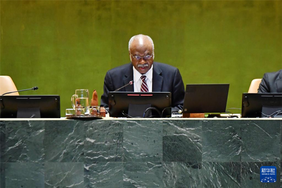 9月30日，在位于紐約的聯(lián)合國總部，第79屆聯(lián)大主席菲勒蒙·揚發(fā)表聯(lián)合國大會一般性辯論閉幕講話。新華社記者 李睿 攝