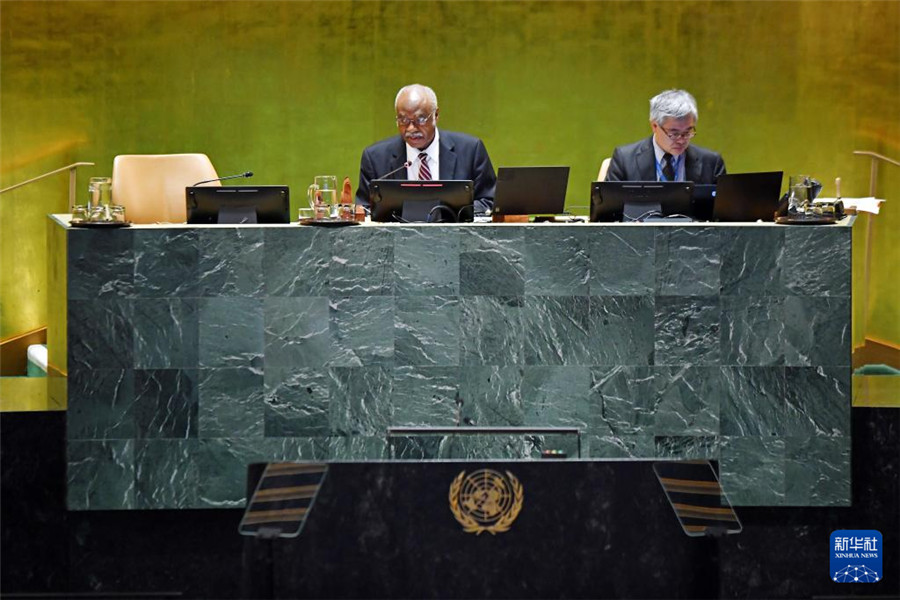 9月30日，在位于紐約的聯(lián)合國總部，第79屆聯(lián)大主席菲勒蒙·揚(yáng)（左）發(fā)表聯(lián)合國大會(huì)一般性辯論閉幕講話。新華社記者 李睿 攝