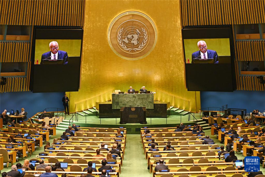 9月30日，在位于紐約的聯(lián)合國總部，第79屆聯(lián)大主席菲勒蒙·揚發(fā)表聯(lián)合國大會一般性辯論閉幕講話。新華社記者 李睿 攝