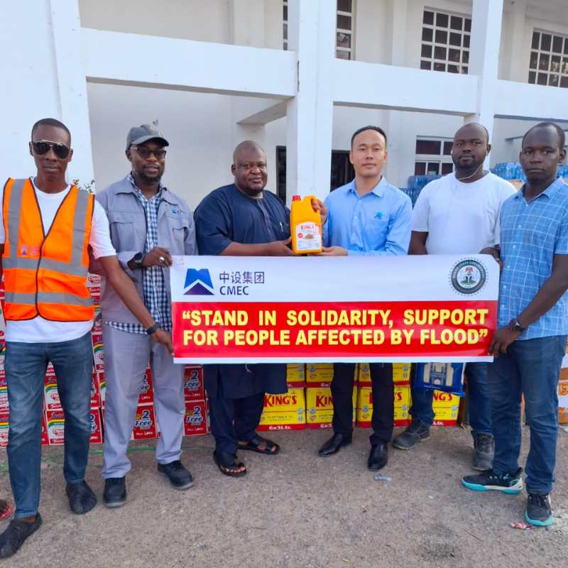 中設(shè)集團向博爾諾州政府移交救災(zāi)物資 中設(shè)集團供圖