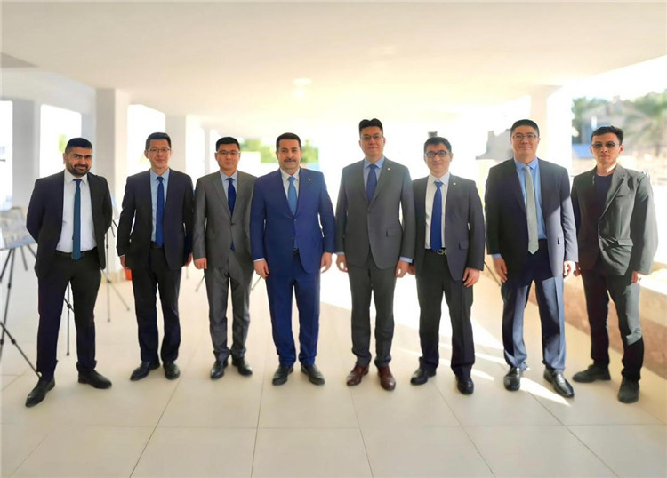 今年1月，伊拉克總理蘇達(dá)尼（左4）參加中國(guó)電建承建示范學(xué)校移交儀式，并與中方工作人員合影。中國(guó)電建供圖