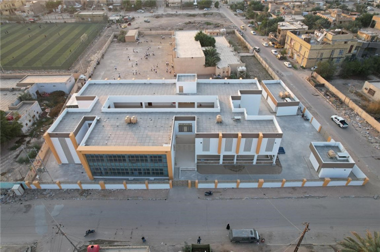 圖為伊拉克濟(jì)加爾省的納西里耶市第20號(hào)學(xué)校，這也是中國(guó)電建承建示范學(xué)校項(xiàng)目中首所完工移交的學(xué)校。中國(guó)電建供圖