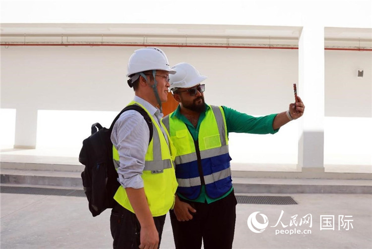 中伊工程師在已完工學(xué)校合影。人民網(wǎng)記者管克江攝