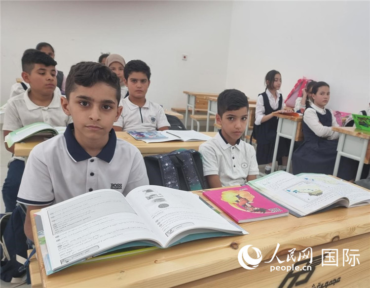 巴格達(dá)幼發(fā)拉底中學(xué)的學(xué)生在上課。伊納斯·易卜拉欣攝