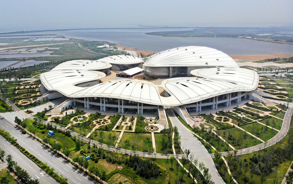 位于中國—上海合作組織地方經(jīng)貿(mào)合作示范區(qū)的青島·上合之珠國際博覽中心（2024年7月18日攝，無人機照片）。新華社記者李紫恒攝