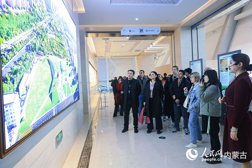 外媒記者走進(jìn)呼和浩特市城市展示中心。人民網(wǎng)記者 張雪冬攝