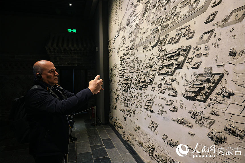 外媒記者在展板前拍照。人民網(wǎng)記者 張雪冬攝