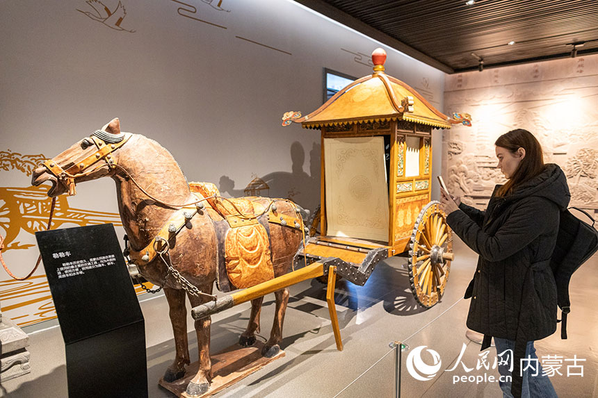 外媒記者拿起手機(jī)記錄。丁根厚攝