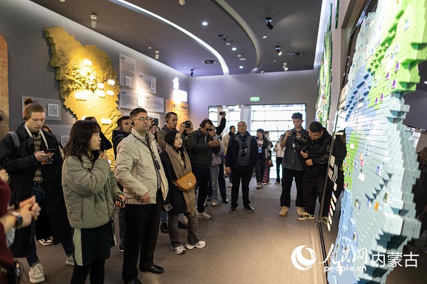 外媒記者聆聽講解。丁根厚攝