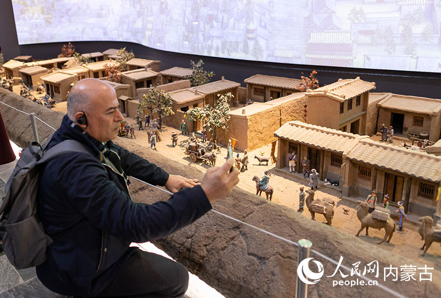 外媒記者拿起手機(jī)記錄。丁根厚攝