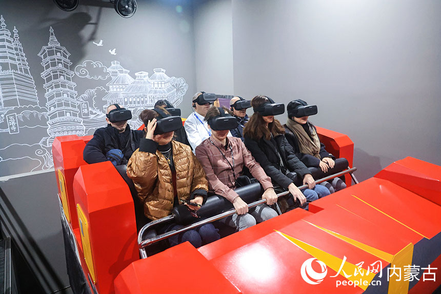 外媒記者體驗(yàn)飛行影院。人民網(wǎng)記者 張雪冬攝