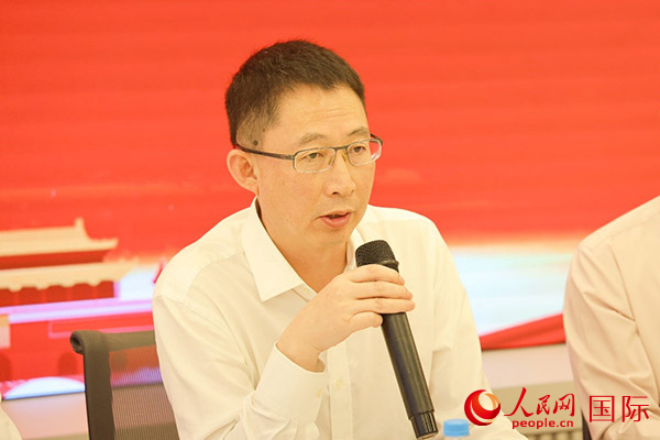 中國僑聯(lián)副主席高峰在座談會上致辭。人民網(wǎng)記者 陳海琪攝