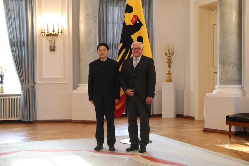 新任中國駐德國大使鄧洪波向德國總統(tǒng)施泰因邁爾遞交國書。中國駐德國大使館供圖